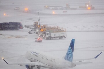 US storm cuts power to hundreds of thousands of homes