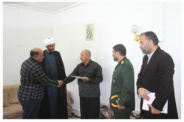 مسئولان قصرشیرین از دو جانباز دفاع مقدس تجلیل کردند مسئولان قصرشیرین از دو جانباز دفاع مقدس تجلیل کردند