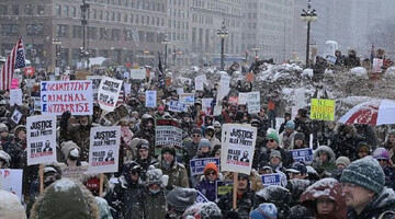 خون جمادینے والی سردی میں امریکی پولیس امیگریشن کی کارروائیوں کے خلاف ہزاروں شہری سراپا احتجاج