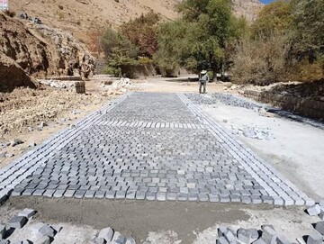 عملیات اجرای سنگ‌ فرش تفرجگاه چله‌گاه سپیدان کامل شد