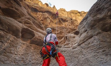 نجات دو کوهنورد گرفتار در دیواره دره گاهان تفت