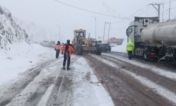 برف‌روبی و نمک‌پاشی محور «کمیجان - وفس»
