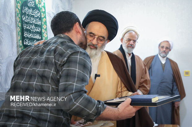 حضور نمایندگان رهبر معظم انقلاب در منازل تعدادی از جانبازان