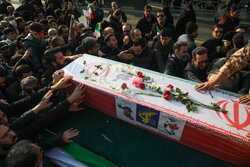 پیکر مطهر جانباز شهید در آغوش مردم مشهد