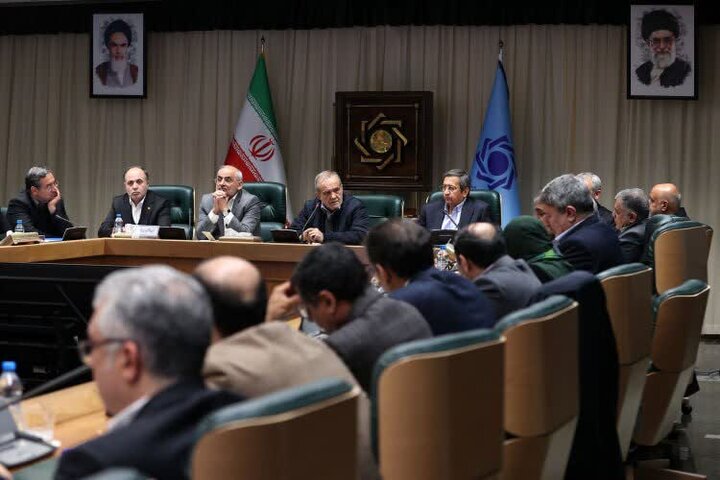 بزشكيان يأمر بإزالة العقبات الإدارية أمام تفويض السلطة إلى حكام المحافظات الحدودية