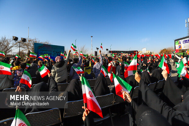 آئین اهتزاز پرچم مقدس جمهوری اسلامی ایران در یزد