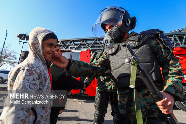 آئین اهتزاز پرچم مقدس جمهوری اسلامی ایران در یزد