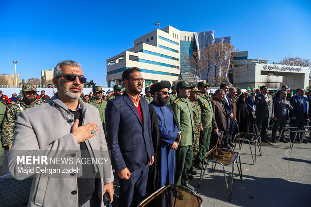 اهتزاز پرچم مقدس جمهوری اسلامی ایران بر فراز آسمان یزد