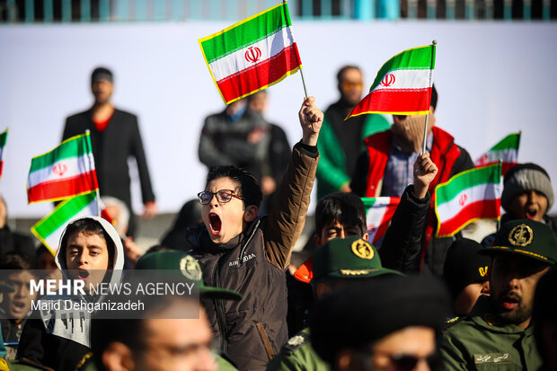 آئین اهتزاز پرچم مقدس جمهوری اسلامی ایران در یزد