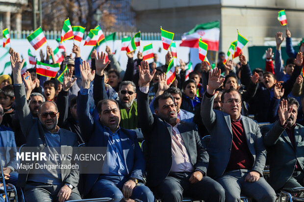 آئین اهتزاز پرچم مقدس جمهوری اسلامی ایران در یزد