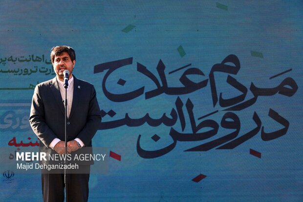 اهتزاز پرچم مقدس جمهوری اسلامی ایران بر فراز آسمان یزد