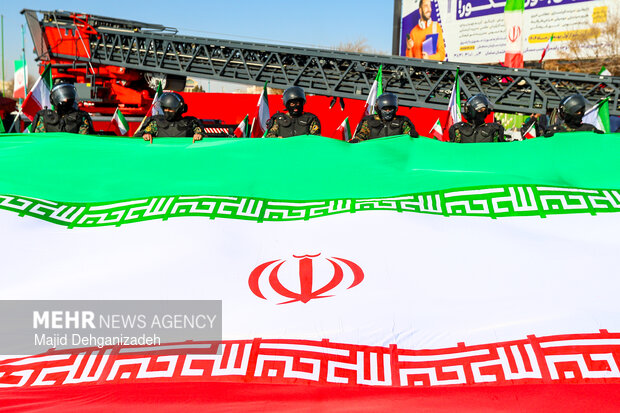 آئین اهتزاز پرچم مقدس جمهوری اسلامی ایران در یزد