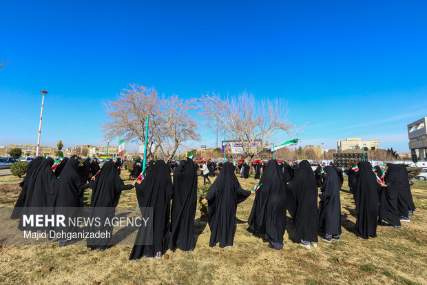 آئین اهتزاز پرچم مقدس جمهوری اسلامی ایران در یزد