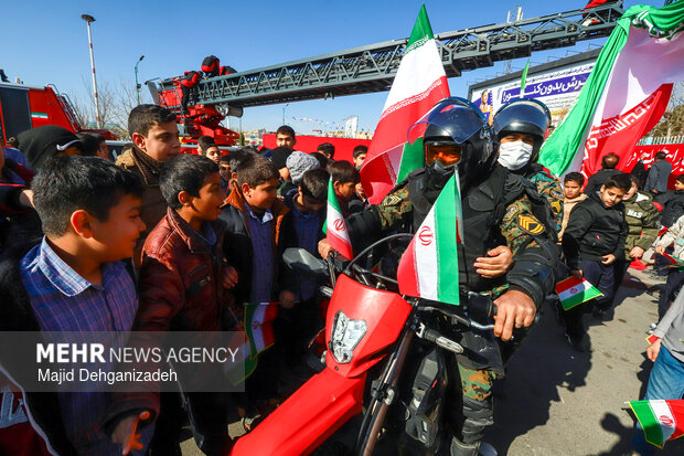 آئین اهتزاز پرچم مقدس جمهوری اسلامی ایران در یزد