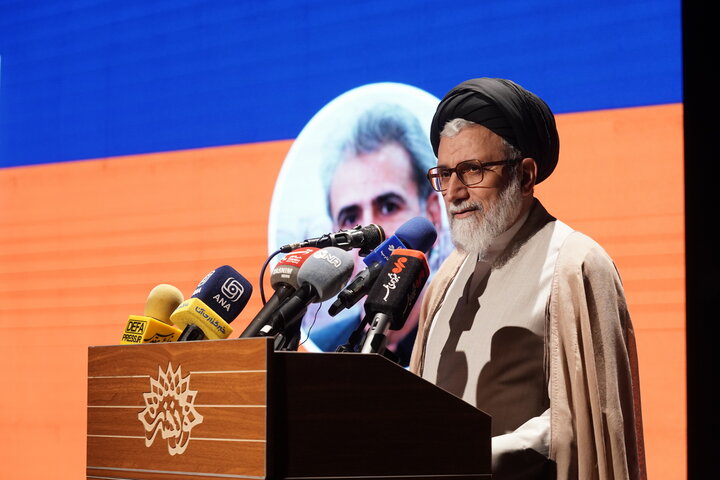 در حفظ انقلاب و تمامیت ارضی کشور مردم کردستان نقش داشتند