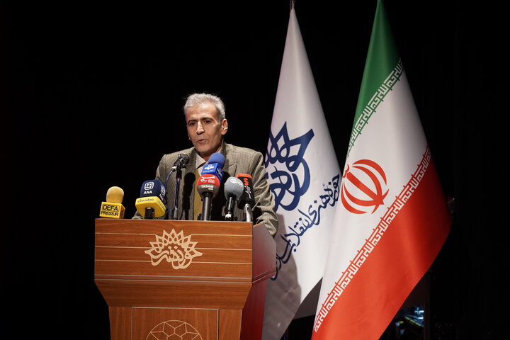 در حفظ انقلاب و تمامیت ارضی کشور مردم کردستان نقش داشتند