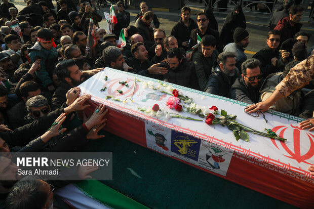 پیکر مطهر جانباز شهید در آغوش مردم مشهد