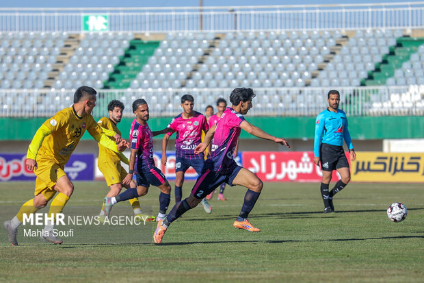 لیگ برتر فوتبال - آلومینیوم و تراکتور