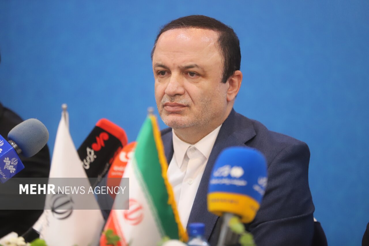 مناطق آزاد خط مقدم پشتیبانی کشور در تأمین کالای اساسی هستند