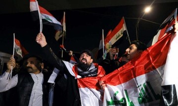 عراقی‌ها عکس ترامپ و پرچم آمریکا را به آتش کشیدند+ تصویر و فیلم