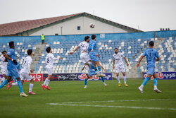 سبقت چادرملو  و فولاد ادامه دارد/سپاهان حریف پیکان نشد