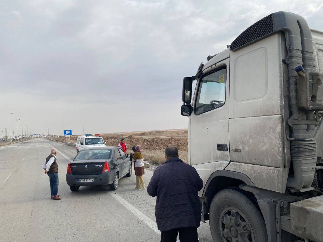 ۴ مصدوم در تصادف تریلی و ال نود در جاده قم به گرمسار