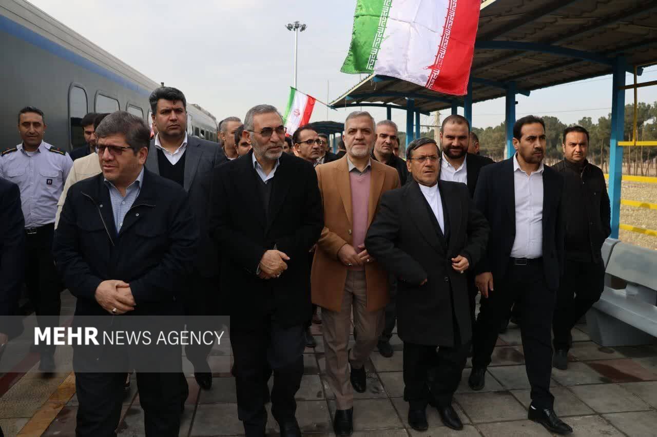 بررسی احداث خط دوم ریل‌باس بهارستان در حضور مدیرعامل راه‌آهن