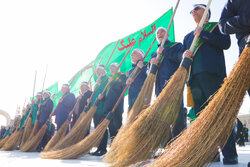 آیین جاروکشی خادمان مسجد جمکران