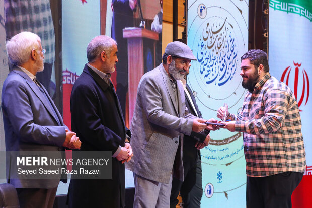 آیین تجلیل از فعالان اجتماعی انقلاب اسلامی