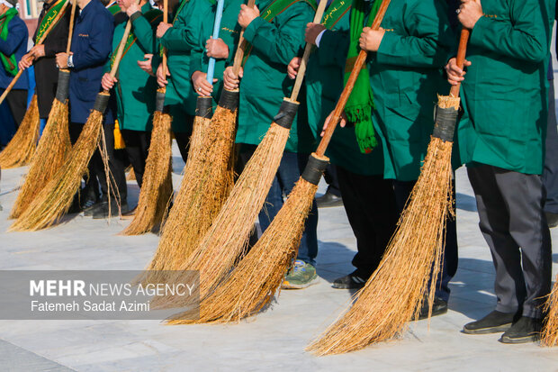 آیین جاروکشی خادمان مسجد مقدس جمکران