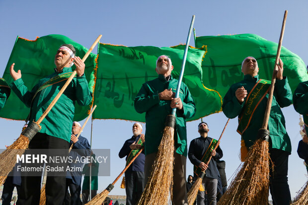 آیین جاروکشی خادمان مسجد مقدس جمکران