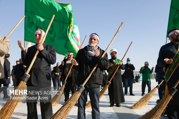 آیین جاروکشی خادمان مسجد مقدس جمکران