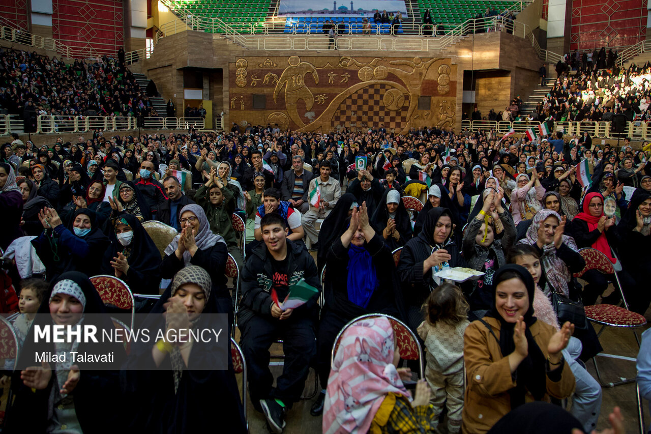 جشن بزرگ خانوادگی «بیعت با ولایت» در رشت برگزار شد جشن بزرگ خانوادگی «بیعت با ولایت» در رشت برگزار شد