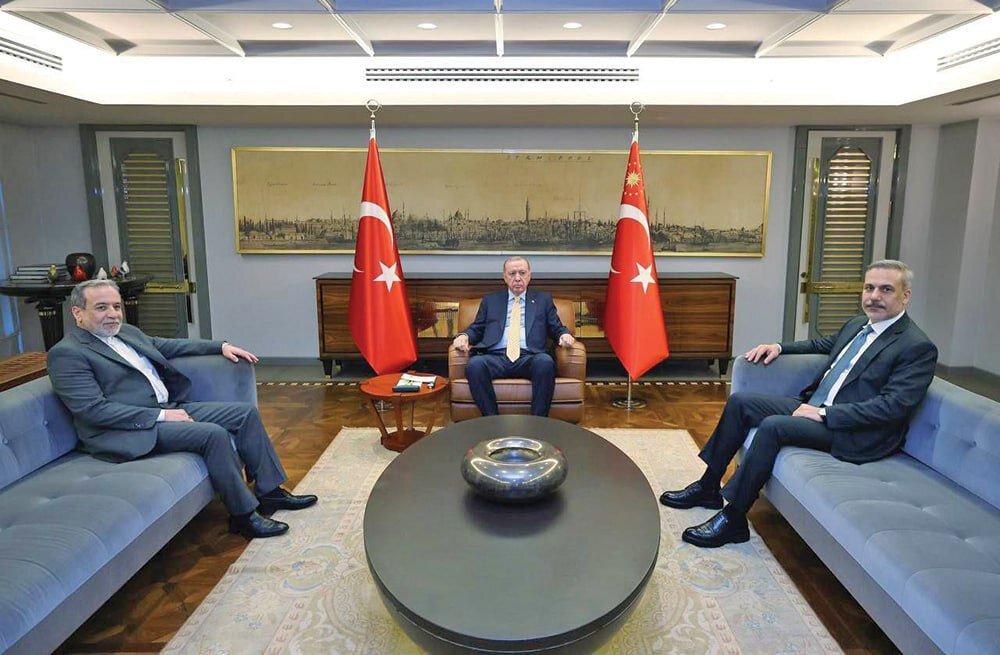 Iran’s Foreign Minister Abbas Araghchi (left) meets with Turkish President Recep Tayyip Erdoğan (center) and Turkish Foreign Minister Hakan Fidan (right) during his visit to Turkey on January 30, 2026.