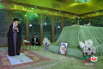 Leader visits Imam Khomeini Mausoleum in Tehran