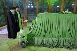 حضور رهبر معظم انقلاب در مرقد بنیانگذار جمهوری اسلامی ایران