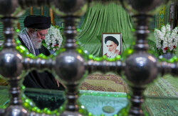 Leader visits Imam Khomeini Mausoleum in Tehran