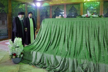 Leader pays tribute to Imam Khomeini (RA) Mausoleum