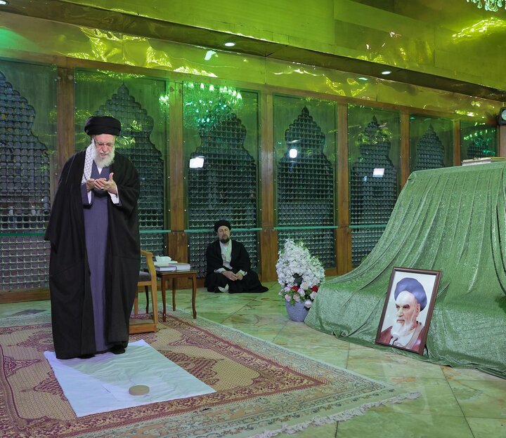 آقای خامنه یی شنبه ۱۱ ، ۱۱ ، ۱۴۰۴ در مرقد امام خمینی