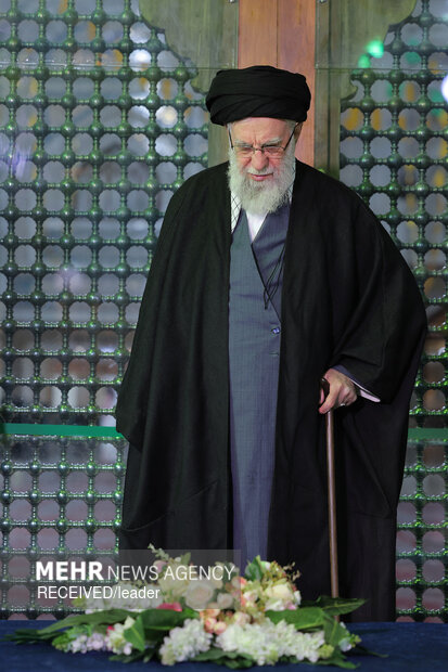 حضور رهبر معظم انقلاب در مرقد بنیانگذار جمهوری اسلامی ایران