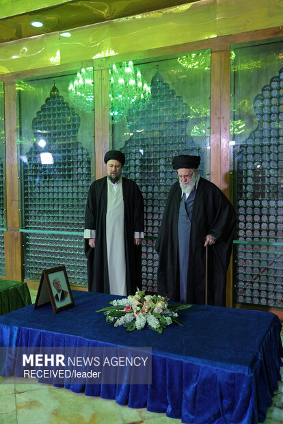 حضور رهبر معظم انقلاب در مرقد بنیانگذار جمهوری اسلامی ایران