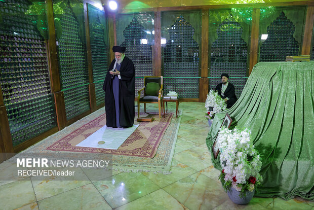 Leader visits Imam Khomeini Mausoleum in Tehran