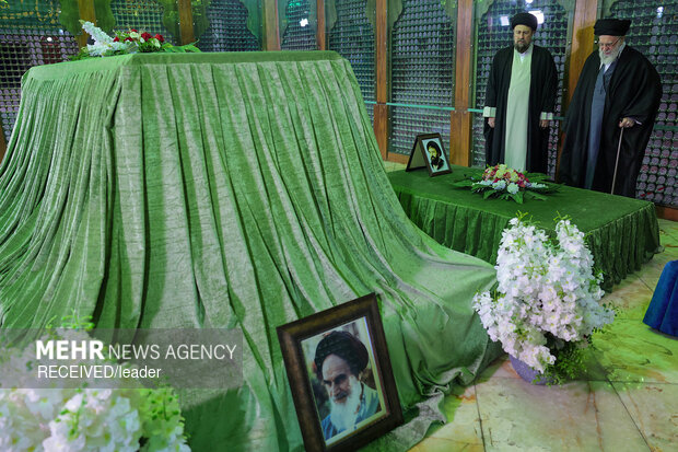 حضور رهبر معظم انقلاب در مرقد بنیانگذار جمهوری اسلامی ایران