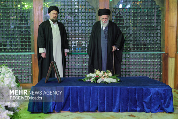 حضور رهبر معظم انقلاب در مرقد بنیانگذار جمهوری اسلامی ایران
