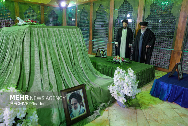 حضور رهبر معظم انقلاب در مرقد بنیانگذار جمهوری اسلامی ایران