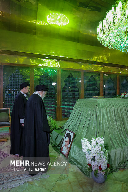 حضور رهبر معظم انقلاب در مرقد بنیانگذار جمهوری اسلامی ایران