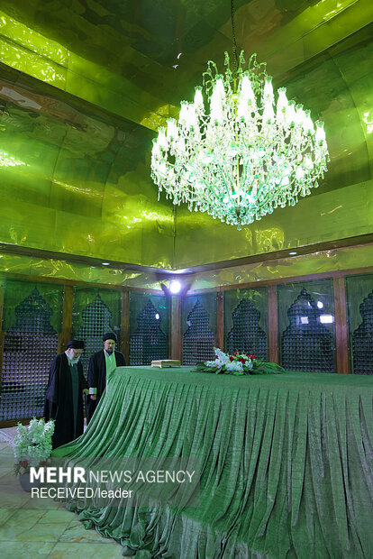 حضور رهبر معظم انقلاب در مرقد بنیانگذار جمهوری اسلامی ایران