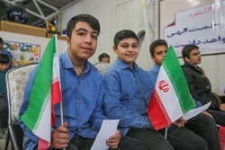 İran'da okullarda Fecr Günleri kutlamaları