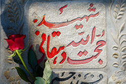 ادای احترام دانش‌آموزان ریحان‌آباد به مقام شامخ شهدا در دهه فجر