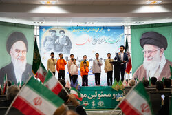 مراسم نمادین استقبال از امام خمینی (ره) در فرودگاه گرگان